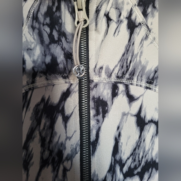 Lululemon Black and White Women's Jacket, (no Tag) Would Say Size Small - Picture 4 of 5